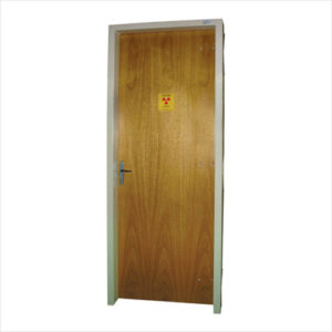 Porta radiológica blindada batente de aço com acabamento em cerejeira